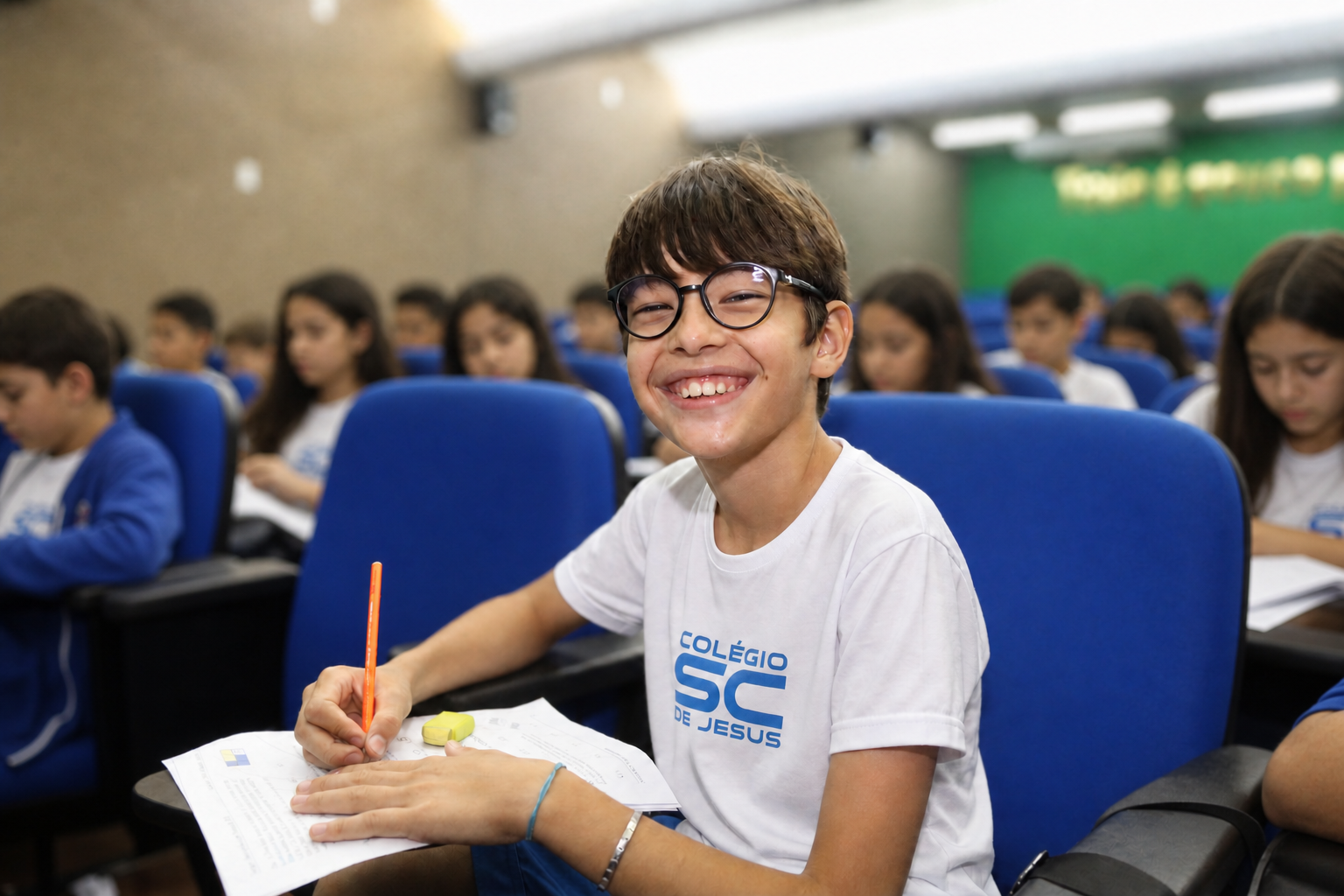 Estudantes em atividade de leitura, escrita e raciocinio